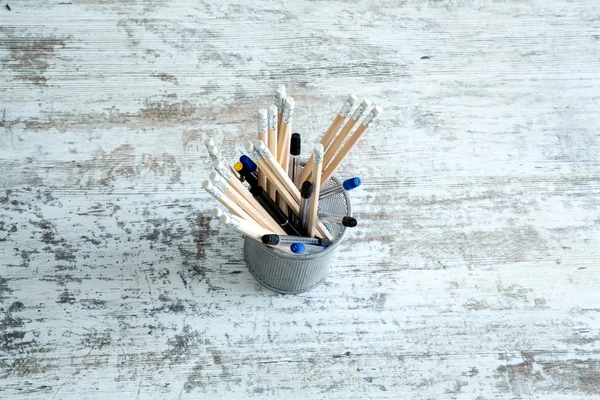Lápis em um Desktop de madeira — Fotografia de Stock